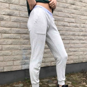  - Oanvända Calvin Klein mjukisbyxor, säljs då jag tyckte de var lite för korta tyvärr😞 Bjuder på frakten🥰