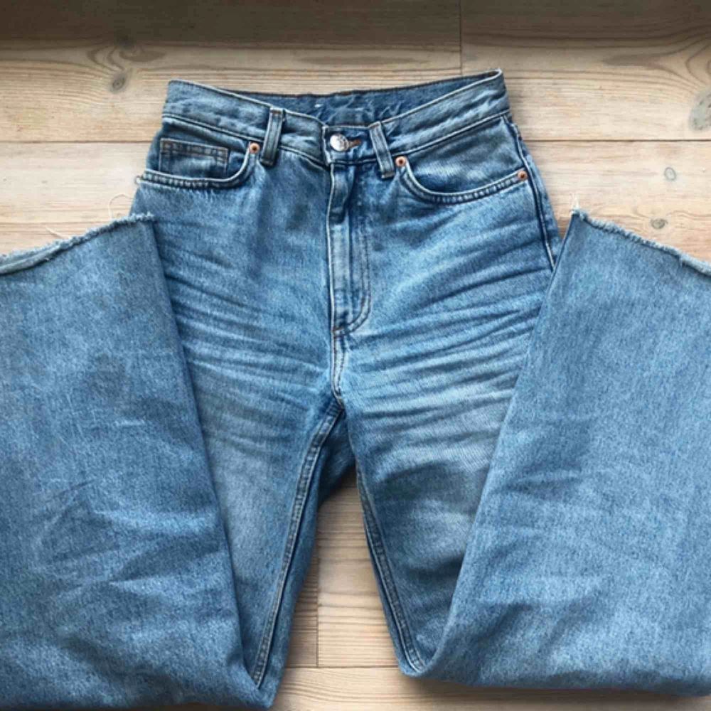 Ljusblå Yoko jeans ifrån monki, lite avklippa där nere då de var för långa 🙂  Inte mycket använda.  Köparen står för frakt :) . Jeans & Byxor.