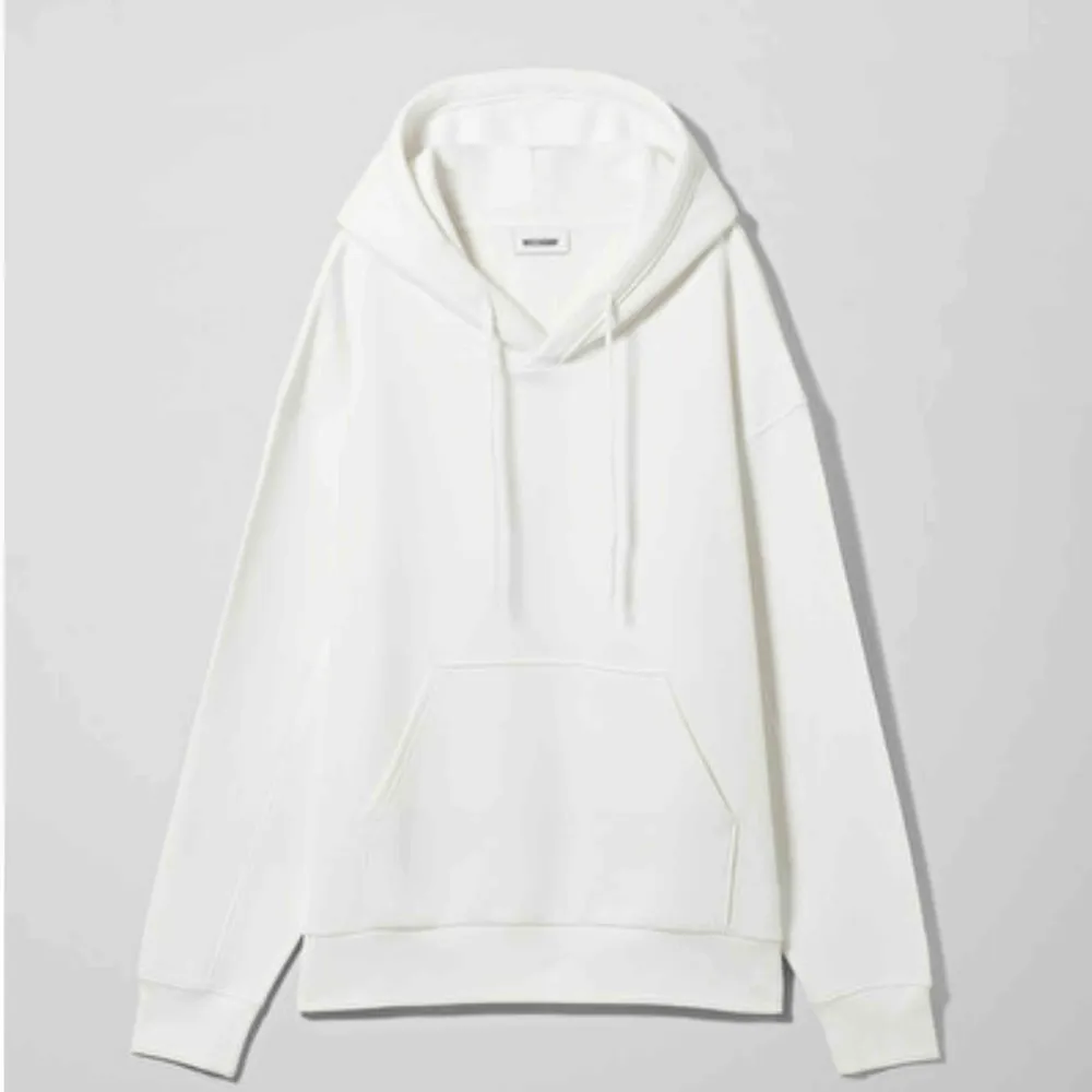Säljer min vita weekday hoodie som är hur snygg som helst och oversize i modellen. Beroende på hur man vill att den ska sitta så passar den från XS-L. Frakt tillkommer.. Hoodies.
