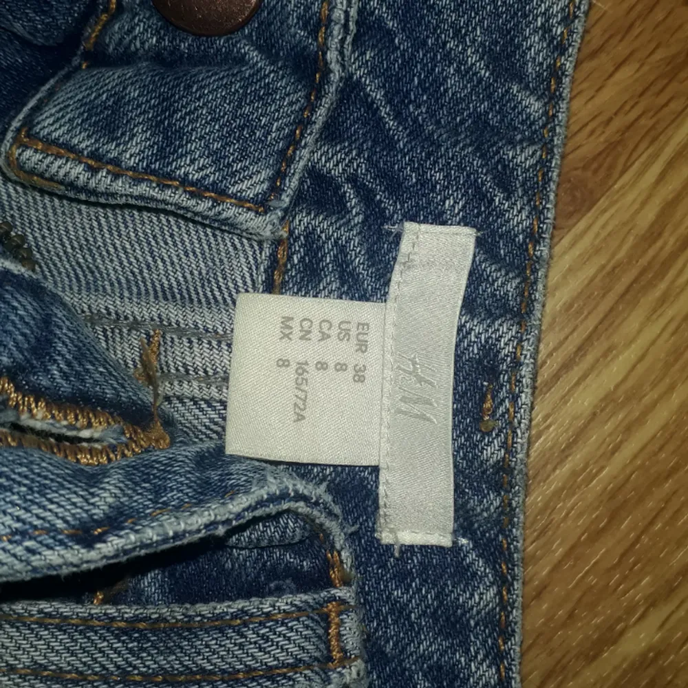 Säljer ett par jeans med hål i knäna, kort modell så passar korta människor, storlek 38/M men skulle säga att den passar en 36/S också. Fraktkostnad tillkommer vid frakt. Finns på Teleborg i Växjö. Kan mötas i Växjö.. Jeans & Byxor.