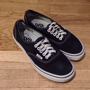  - Vans Authentic i storlek US 8.  Vilket är storlek 38,5 enligt Vans hemsida!  Sparsamt använda!  Möts i Stockholm eller så tillkommer frakt! ✴️
