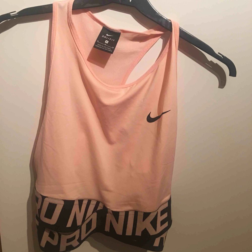 Träningstopp från Nike! 75 kr eller bud . Huvtröjor & Träningströjor.