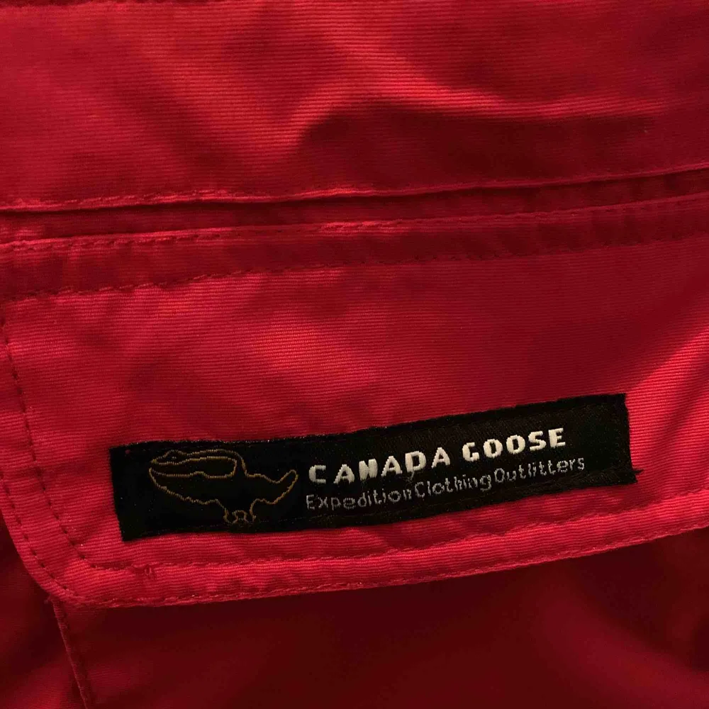 En fin canada gosse jacka färg röd och storleken är nio till tio år helt oanvänd.. Jackor.
