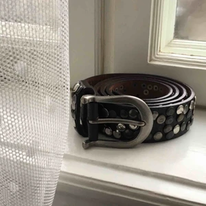  - Bälte från Tessie med nitar💞 3,5 cm brett och 1 meter långt  Frakt 39 kr, totalpris 129 kr