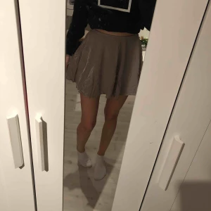  - Kjol från Bikbok. Köparen står för frakten, möts upp i Stockholm City eller Huddinge 