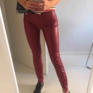  - Säljer ett par supercoola röda skinnbyxor med slit från zara i storlek xs. Säljs då jag inte tycker att färgen passar mig. Köpare står för frakt: 59kr 