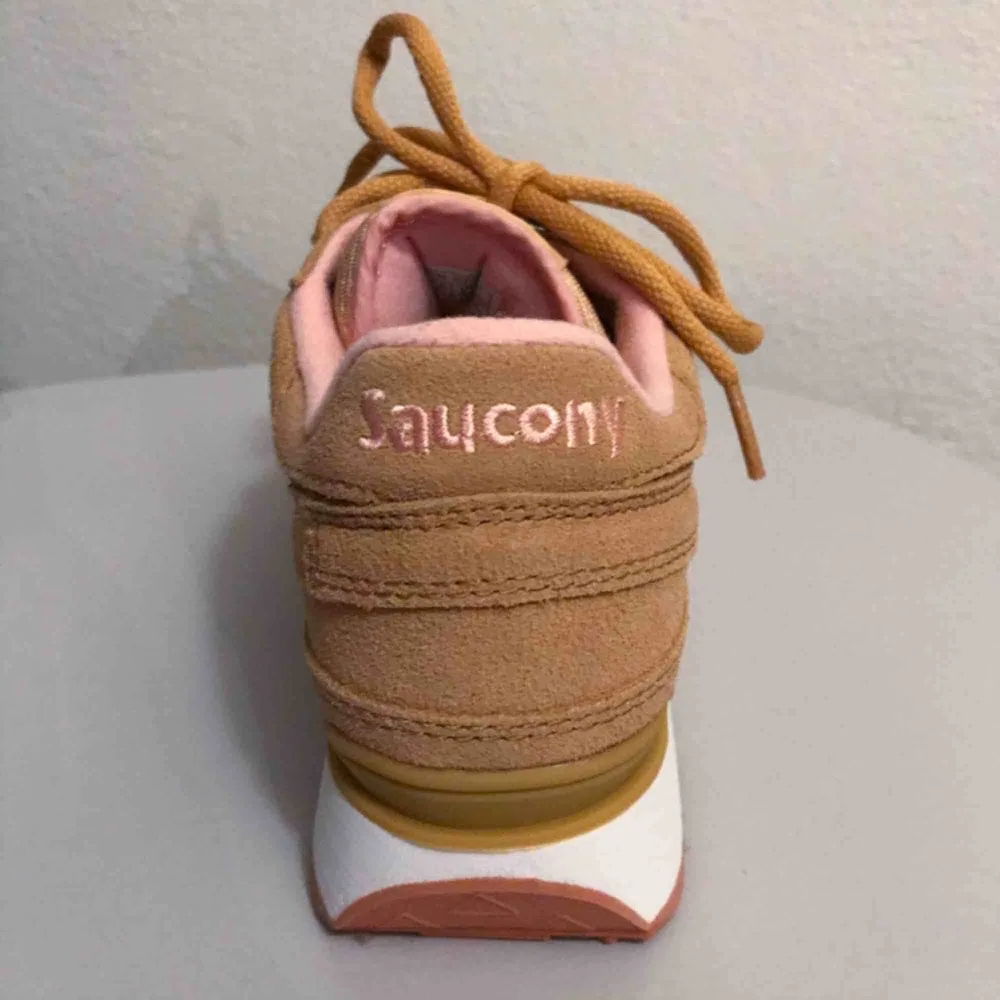 Splitternya saucony skor i rosa och beige, asså sååå fina💗💗 köp innan jag ångrar mig haha! Helt nya verkligen, låda och allt är med💕. Skor.