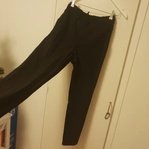  - Sköna svarta byxor med snöre som man knyter vid midjan