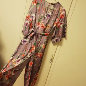  - NY jumpsuit.  Nypris 900 kr. I fint silkes material