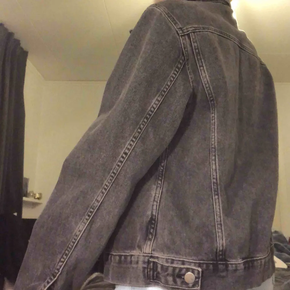 Något oversized jeansjacka från BikBok I väldigt fint skick o endast använd ett fåtal gånger! :) . Jackor.