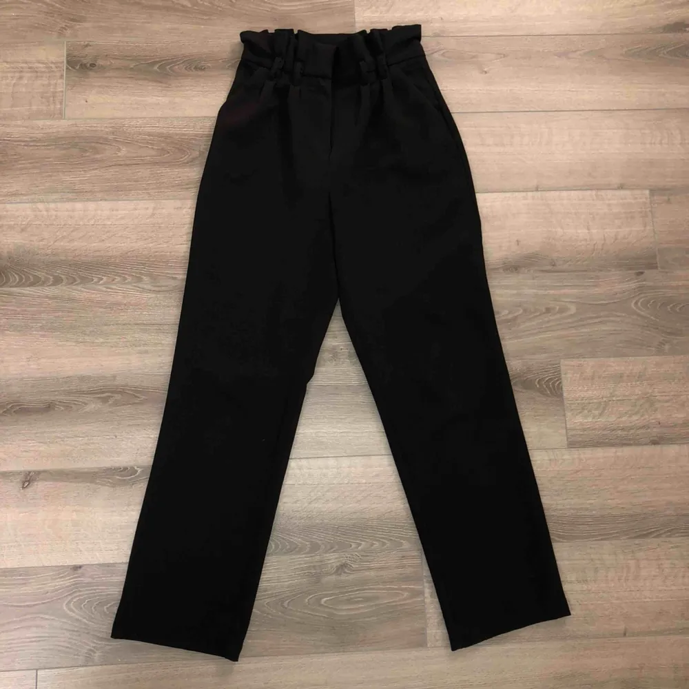Jättebekväma och snygga kostymbyxor i svart från BikBok⚡️ Högmidjade i storlek S, frakt tillkommer☺️. Jeans & Byxor.
