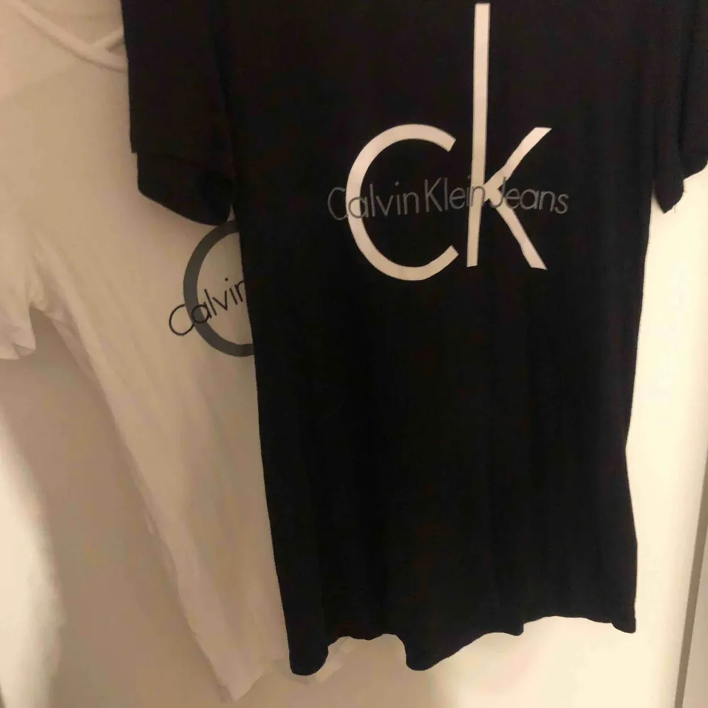 Säljer mina CK t-shirts, en vit & en svart. Svart strl: M, vit strl: S!! Superfint skick! Köpta i USA för cirka 400kr/styck! Mitt pris: 150kr styck, båda för 200kr!!. T-shirts.