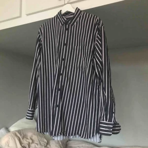  - Skjorta i 100% bomull. Från herravdelningen men jag har använt den som oversized (jag har vanligtvis S). Ränder i mörkblått/vitt/vinrött.   Köparen står för frakten eller hämtas i Gbg! 