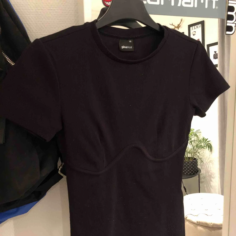 Skit snygg tröja från Gina tricot köpes för ett tag sen men har nästan aldrig använts!  Frakt ingår🥰. T-shirts.