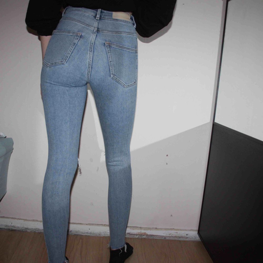 Higher ankle ”Vacay” jeans från BIKBOK. Storlek XS. Endast använd några få gånger.   Frakt kostar 79kr, postnords blåa kuvert.. Jeans & Byxor.