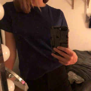  - Marinblå t-shirt från Nakd i storlek XXS! Använd fåtal gånger och är i bra skick. Köparen står för frakt💓