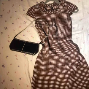  - Siden klänning från 60-talet. Klänning är välbehållen och i princip nyskick. Vintage så finns inte att köpa online eller i butik🌟 frakt tillkommer💛