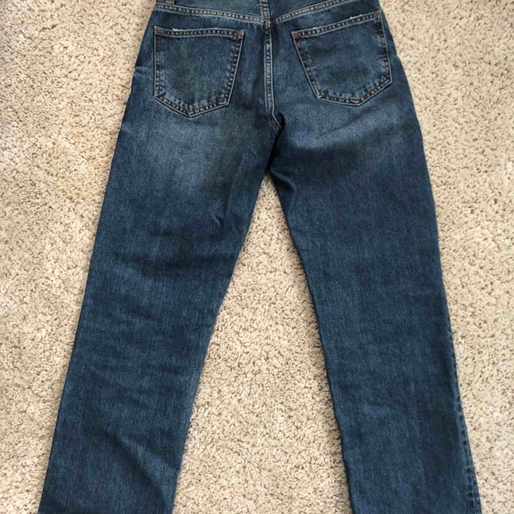 Raka mörkblå jeans från Gina tricot med små slitningar vid fickorna. Bra kvalité och fint skick. Köparen står för frakten:). Jeans & Byxor.