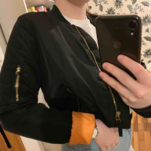  - Fin svart bomberjacka från Vero Moda (Noisy May) med oranget foder. Supersnygg att vika upp i ärmarna. Använd en del men i väldigt fint skick! Kan mötas upp i Växjö annars står köparen för frakt 💖