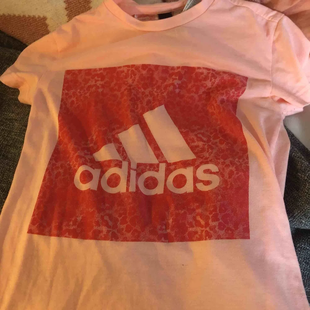Adidas T-shirt, mjuk och behaglig. Den har inte kommit till så stor användning för mig för rosa är inte min färg 🎨. Men om ni är intresserade så kan ni ringa 0790451486 ❤️💸. T-shirts.