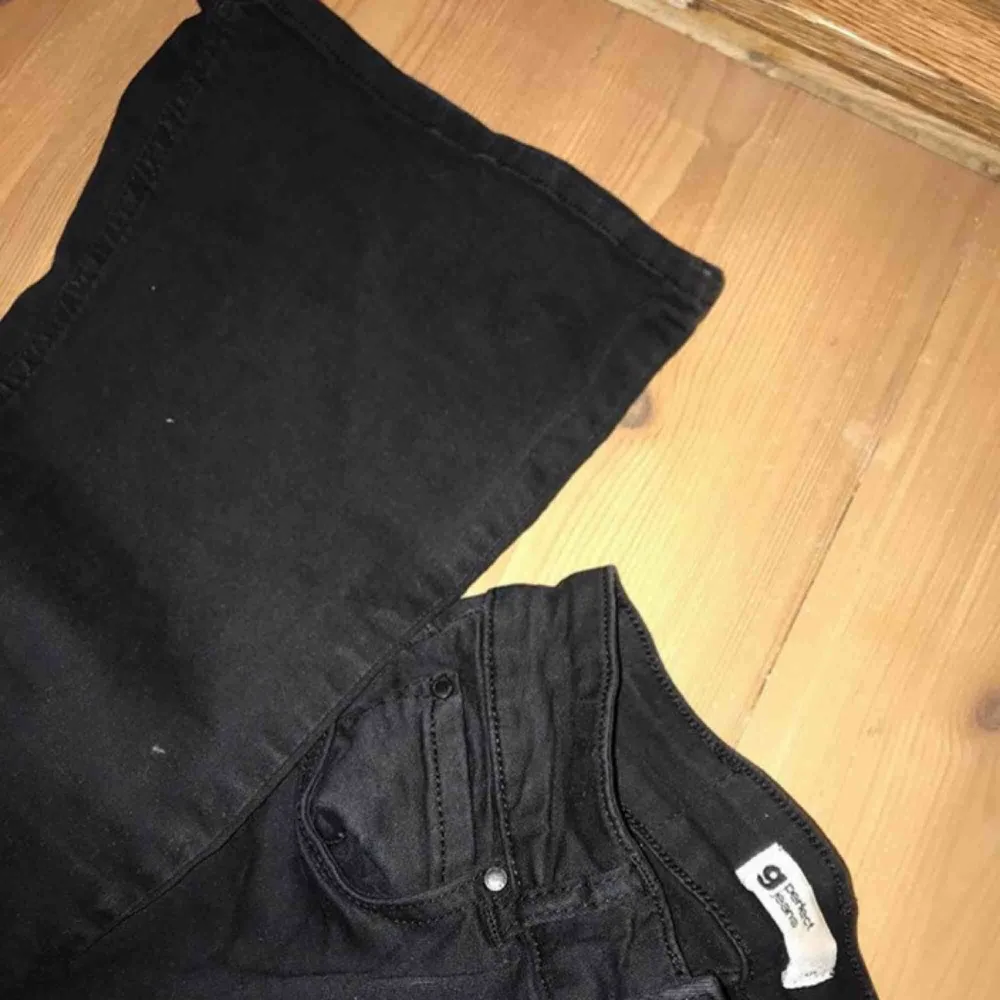 Jättefina svarta bootcut jeans från Gina Tricot i storlek s. Säljer pga de inte Kommer inte till användning längre . Jeans & Byxor.