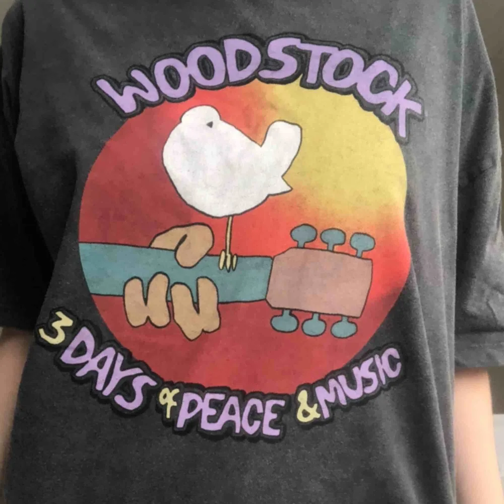 Jättecool Woodstock tröja med hippie vibes från Pull&Bear!🥰endast använd en gång. T-shirts.