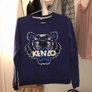 Kenzo tröja - En superfin kenzo tröja. Storlek S men är som en XS i storlek. Är i toppskick och inga fläckar osv. 