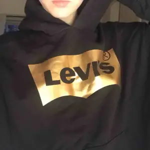 Mysig oversized Levis tröja, knappt använd. 