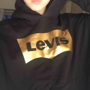  - Mysig oversized Levis tröja, knappt använd. 