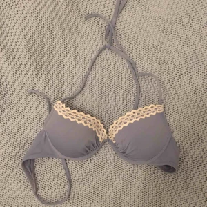  - Snygg bikini som blivit förliten. Går att krita både i halsen och runt om. Alltså passar de flesta. Lite push up. Använd ett fåtal gånger så i väldigt fint skick!🌼