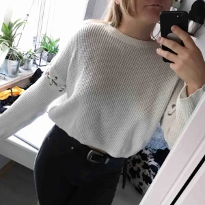  - Vit stickad tröja med detaljer över armen
