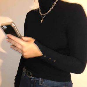  - Fin varm polotröja från Zara med guldknappar och slitsar i slutet på ärmarna, använd fåtal gånger så är i fint skick🌸