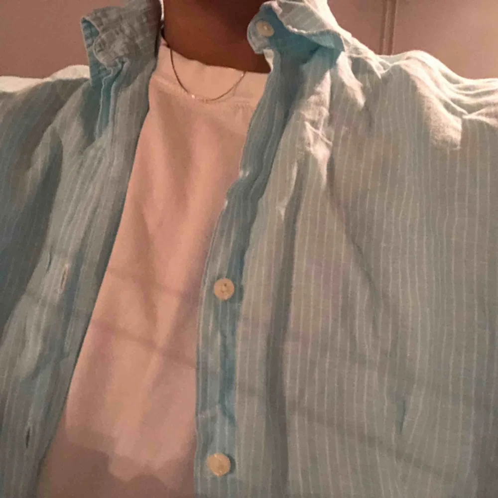 Fin ljusblå och vit-randig skjorta!🦕🧊🥣🦋 gott skick!. Skjortor.
