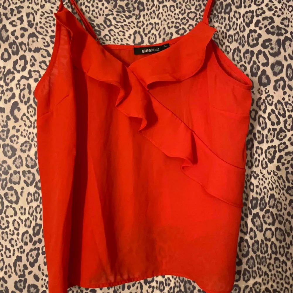 Rött linne från Gina Tricot, använd endast en gång!. Toppar.
