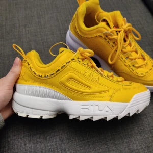  - Storlek 39 men passar nog bättre som en 38,5 ä, säljes pga för stora för mig 