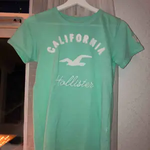 Turkos T-shirt från Hollister. Jättefin färg, man ser extra brun ut i den. Köptes förra året, inte använd så mycket. Skönt material. Originalpris 200-300kr