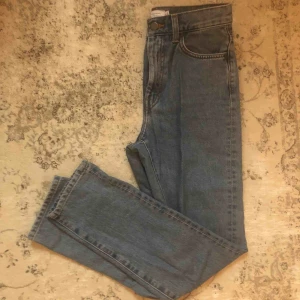  - Snygga jeans Är seriöst aldrig använda  Dock så köpte jag dem för ungefär 2år sedan men frf sjukt snygga  Säljer pga korta i benen (jag är 1.80)