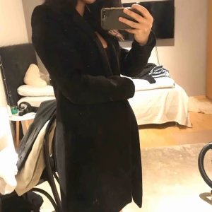  - Säljer min sparsamt använda kappa från ZAra!!!❤️ säljs pga den tyvärr har blivit för liten för mig😢det är en storlek XS och den är väldigt snygg på!!! 