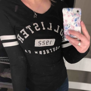  - Tröja från Hollister st S   Tycket är mjukt vilket har gjort att det fastat svart ludd från tröjan, inget man tänker på Köparen står för frakten:)