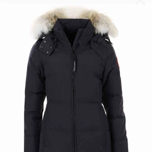  - Den är som ny köpt i slutet av december, den är för tajt för min smak. kan tänka mig byta till en längre modell. priset kan diskuterad vid snabb affär nypris är 9400