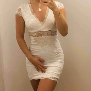  - Säljer en vit studentklänning i spets. Klänningen är i gott skick och endast använd 1 gång.  FRAKT TILLKOMMER 🌺