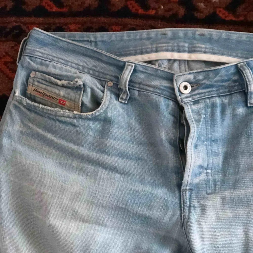 Skitsnygga herrjeans från Diesel! Lite slitna men det gör dem bara charmiga👀🙌🏼. Jeans & Byxor.