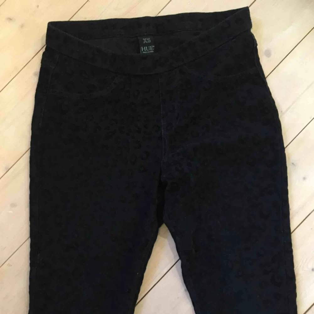 Leopardmönstrade jeans/leggings i mörkblå av HUE. Köpa i San fransisco. Sparsamt använda. Sköna och mjuka. Funkar även till storlek S då de är stretchiga. . Jeans & Byxor.