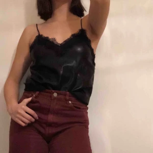  - Säljer denna snygga topp från BikBok. Aldrig använd. Supersnygg och passar t nästan allt. Frakten blir runt 50 eller mindre. Toppen ser grönaktig ut på sista bilden, men den är helsvart irl