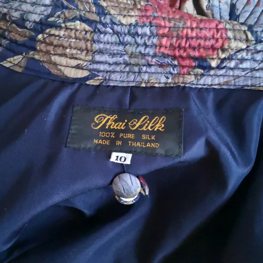Superfin jacka köpt secondhand men i fint skick, gjord i 100% silke, står storlek 10 vilket jag tror motsvarar en 38 i europeiska storlekar. Är en oversized modell så ska sitta lite pösigt. Frakten för denna ligger på 63 kr, samfraktar gärna! 😊👍. Jackor.