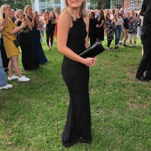  - Säljer denna extremt fina spetsklänningen från Nelly! Klänningen är använd 1 gång, nypris 799kr💓 klänningen har en öppen rygg med snörning! 