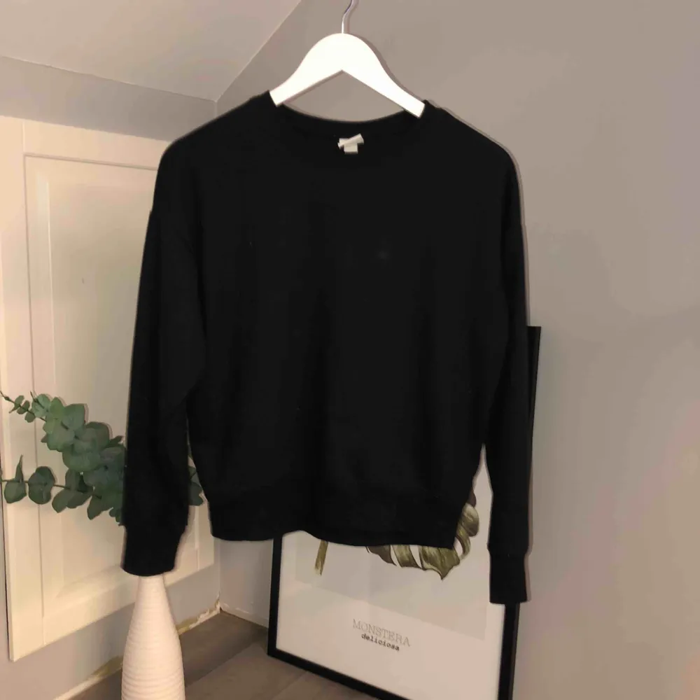 Jättefin svart, långärmad tröja från H&M! Ⓜ️⚡️💥 Tröjan är storlek XS, men passar även S. Frakt tillkommer!. Tröjor & Koftor.