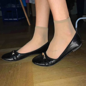  - Snygga ballerinaskor i superbra skick. Praktiskt taget oanvända! 