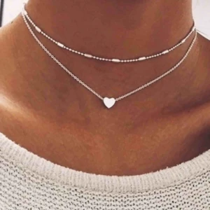  - Halsband set (2 i 1) med ett litet hjärta på. Två separata halsband, så går att använda hur man vill. 💛Finns endast kvar i guld!💛 1 för 70kr, fri frakt!