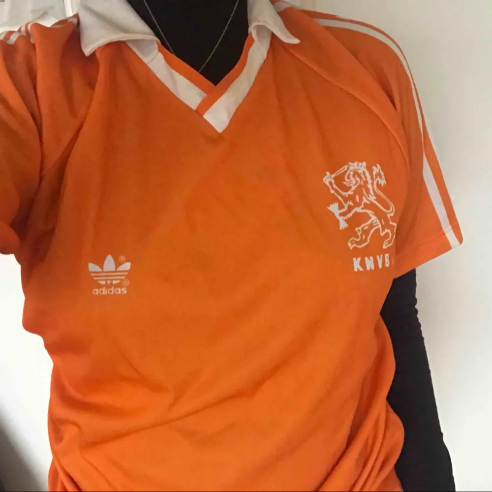 Orange adidaströja med vit liten krage, perfekt till träning! . Hoodies.